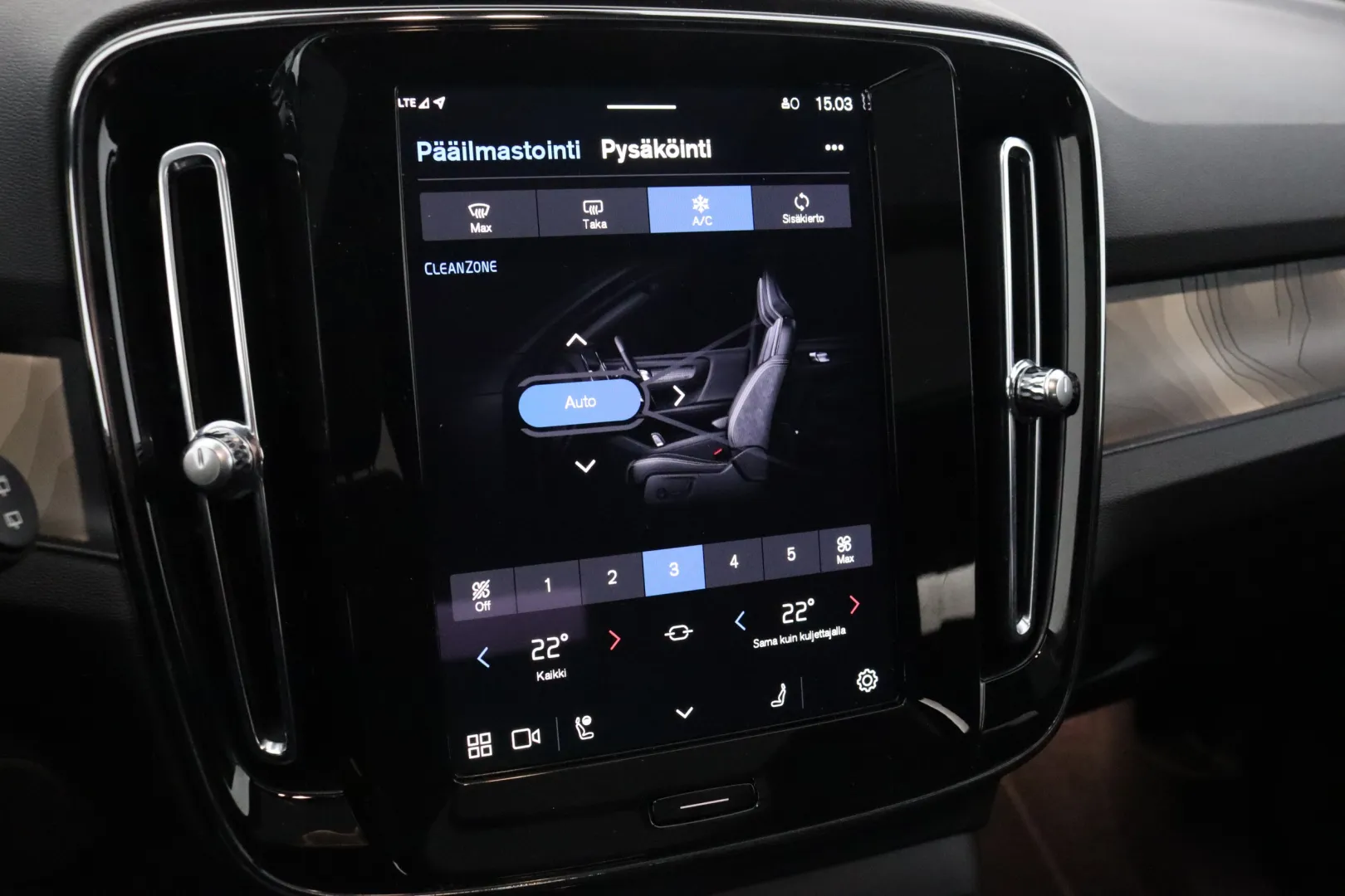 VOLVO XC40 XSM-686 carousel image