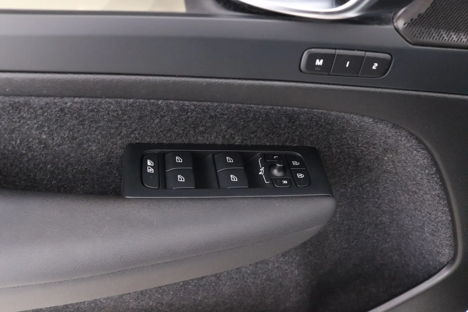 VOLVO XC40 XSM-686 carousel image