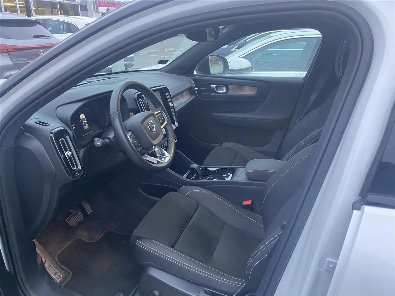 VOLVO XC40 XSM-686 carousel image