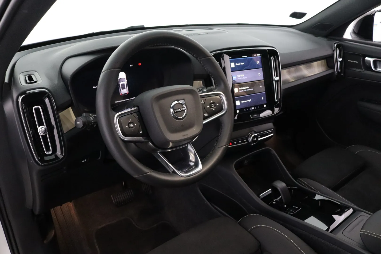 VOLVO XC40 XSM-686 carousel image