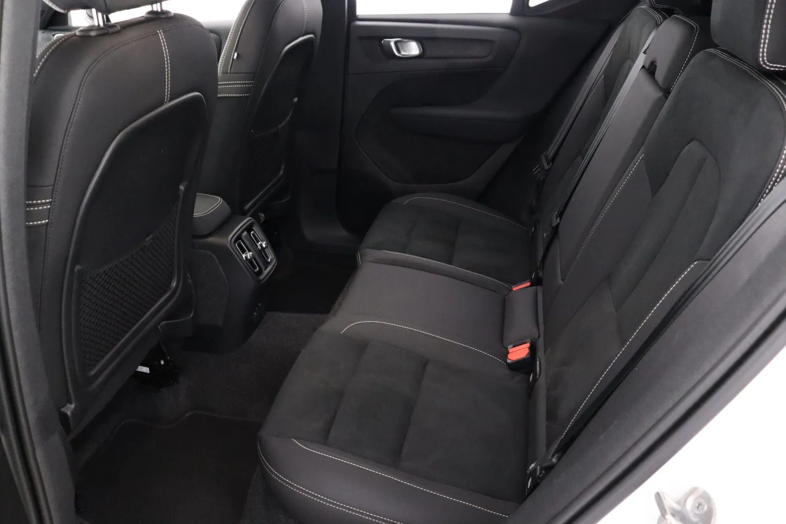 VOLVO XC40 XSM-686 carousel image