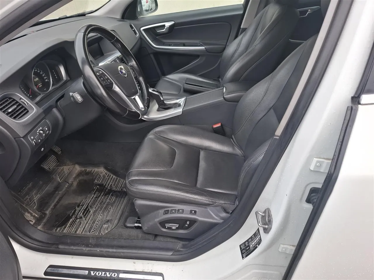 VOLVO V60 JJY-969 carousel image