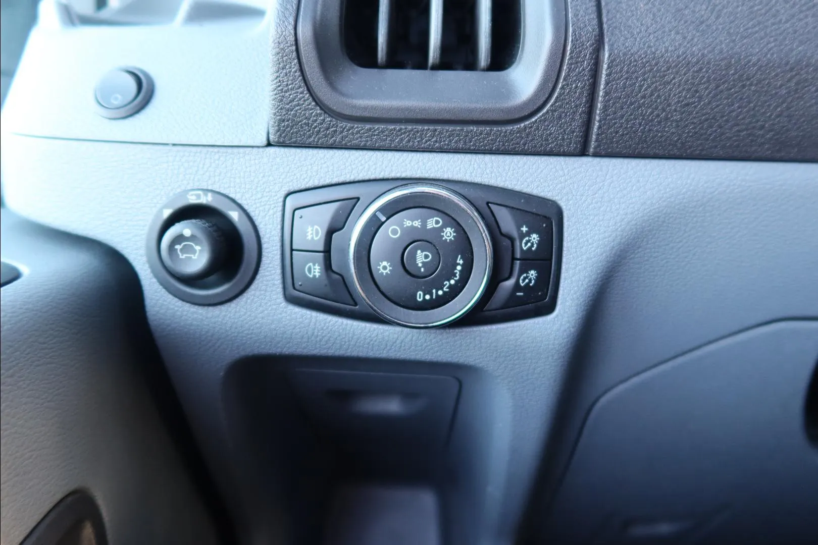 FORD Transit LOU-575 carousel image