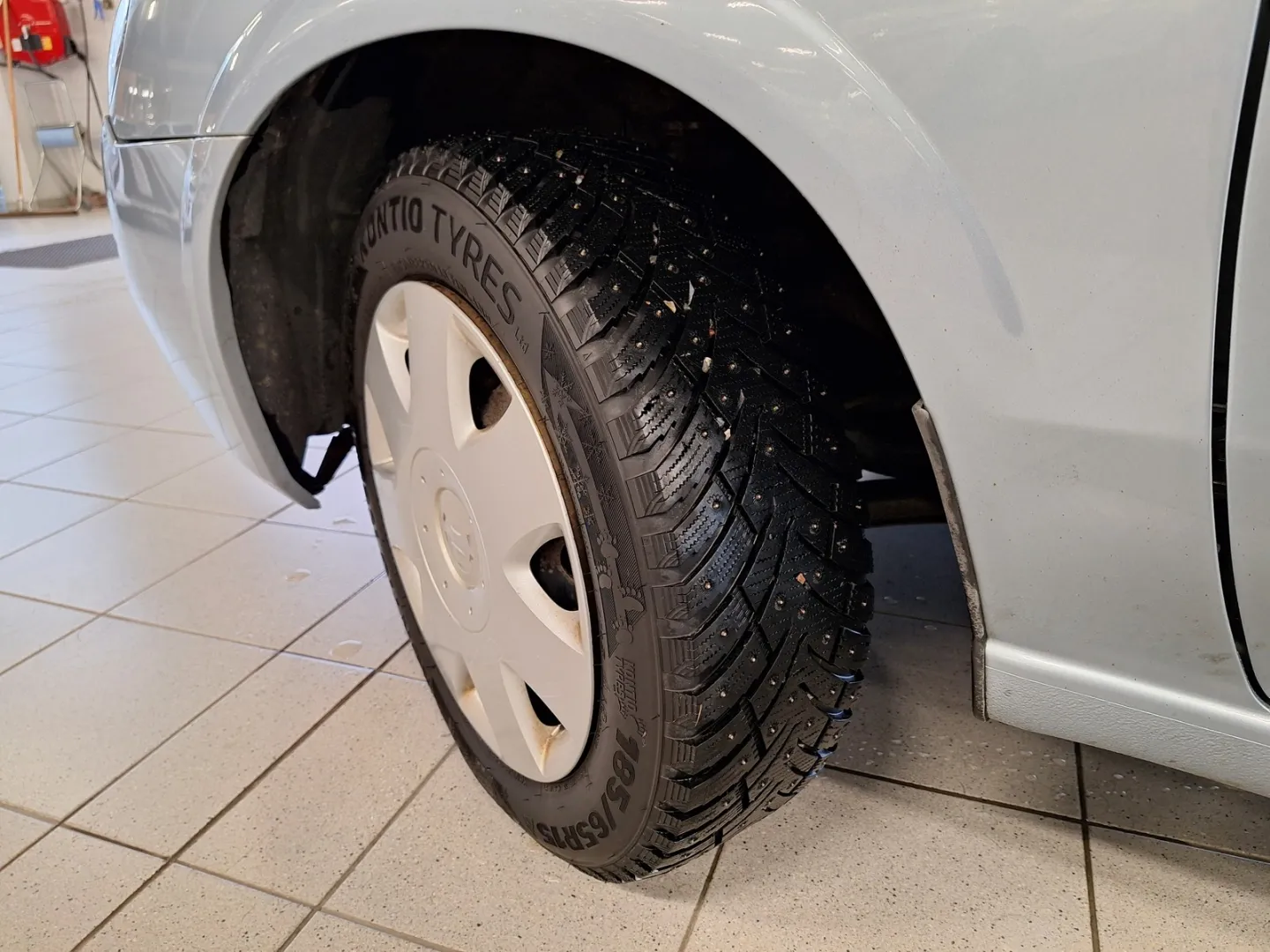 Nissan Almera AUF-642 carousel image