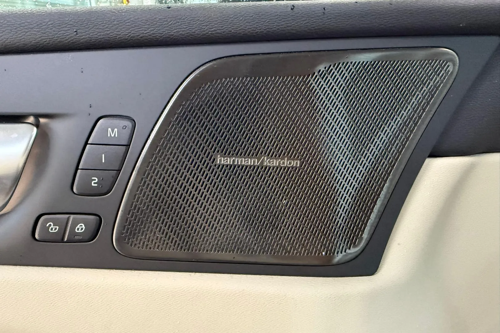 Volvo XC60 RVM-992 carousel image