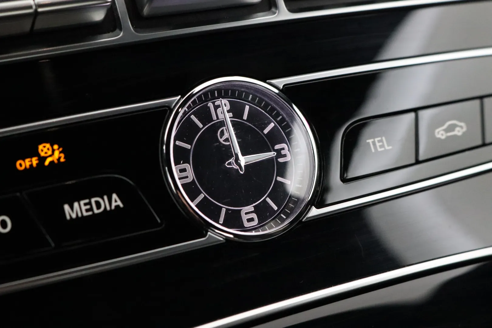 MERCEDES-BENZ E LON-216 carousel image