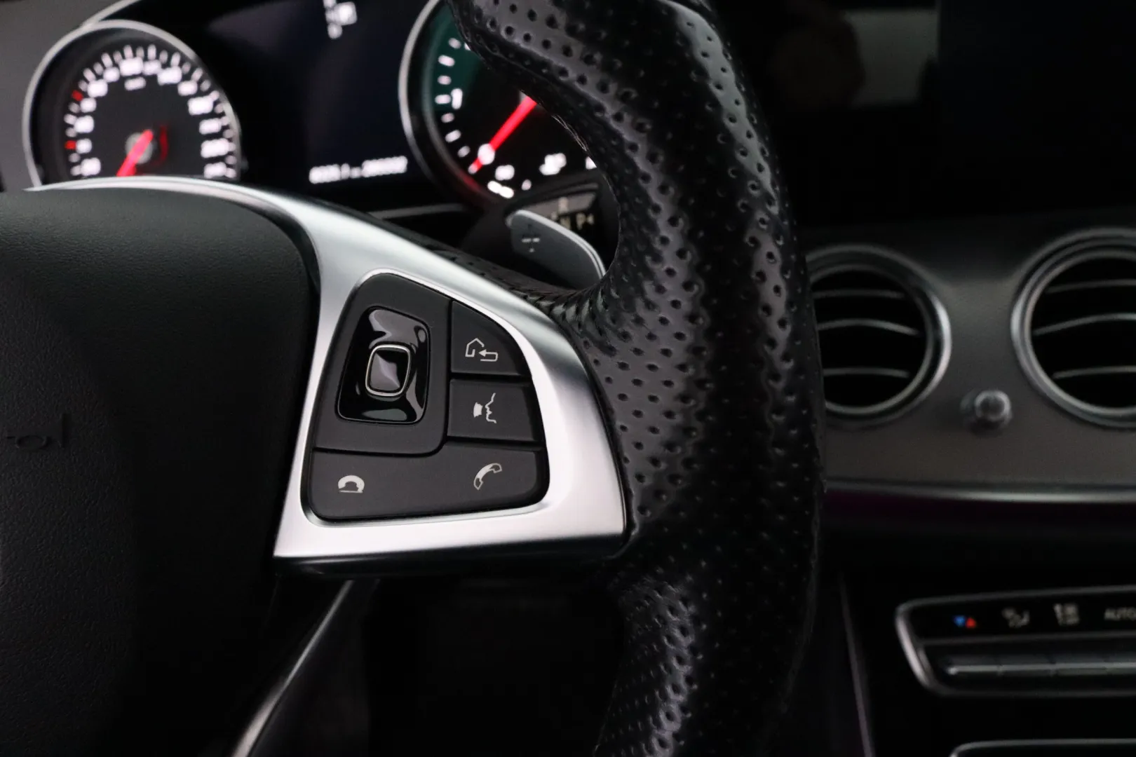 MERCEDES-BENZ E LON-216 carousel image