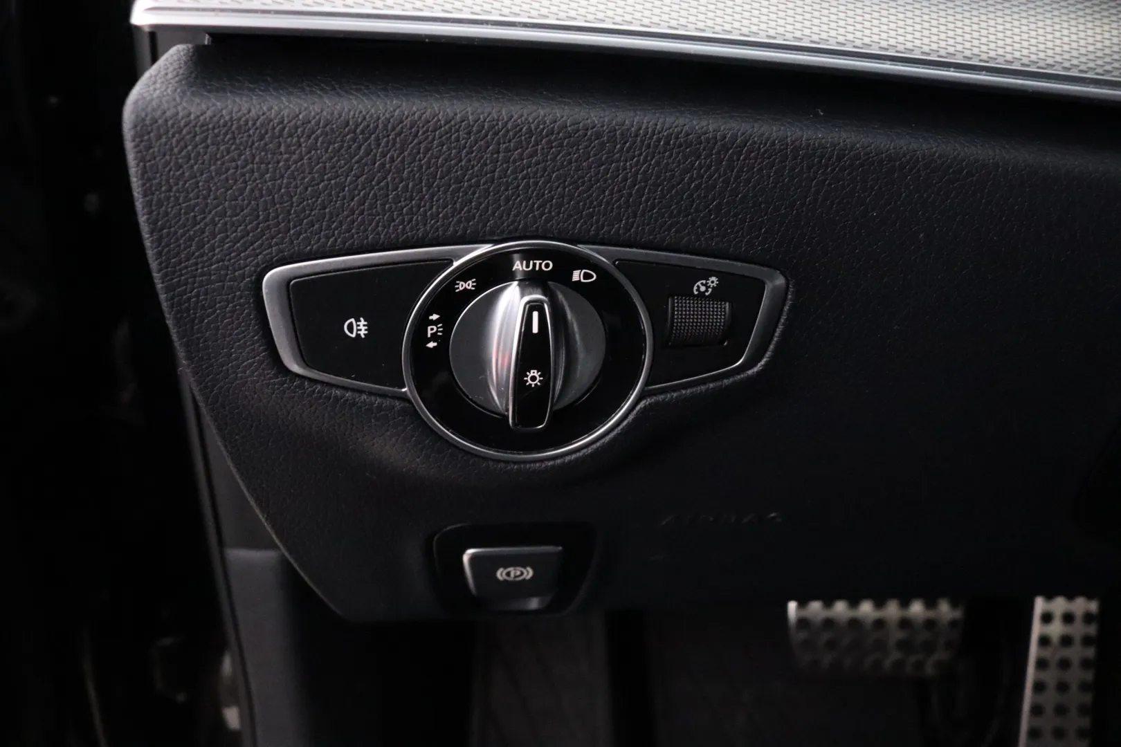 MERCEDES-BENZ E LON-216 carousel image