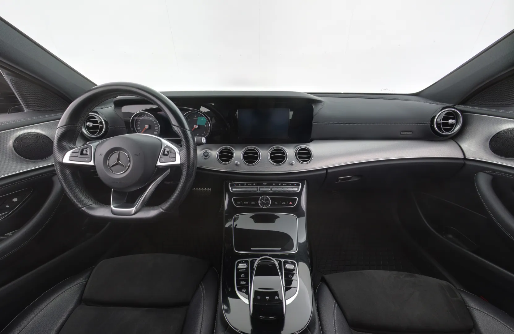 MERCEDES-BENZ E LON-216 carousel image