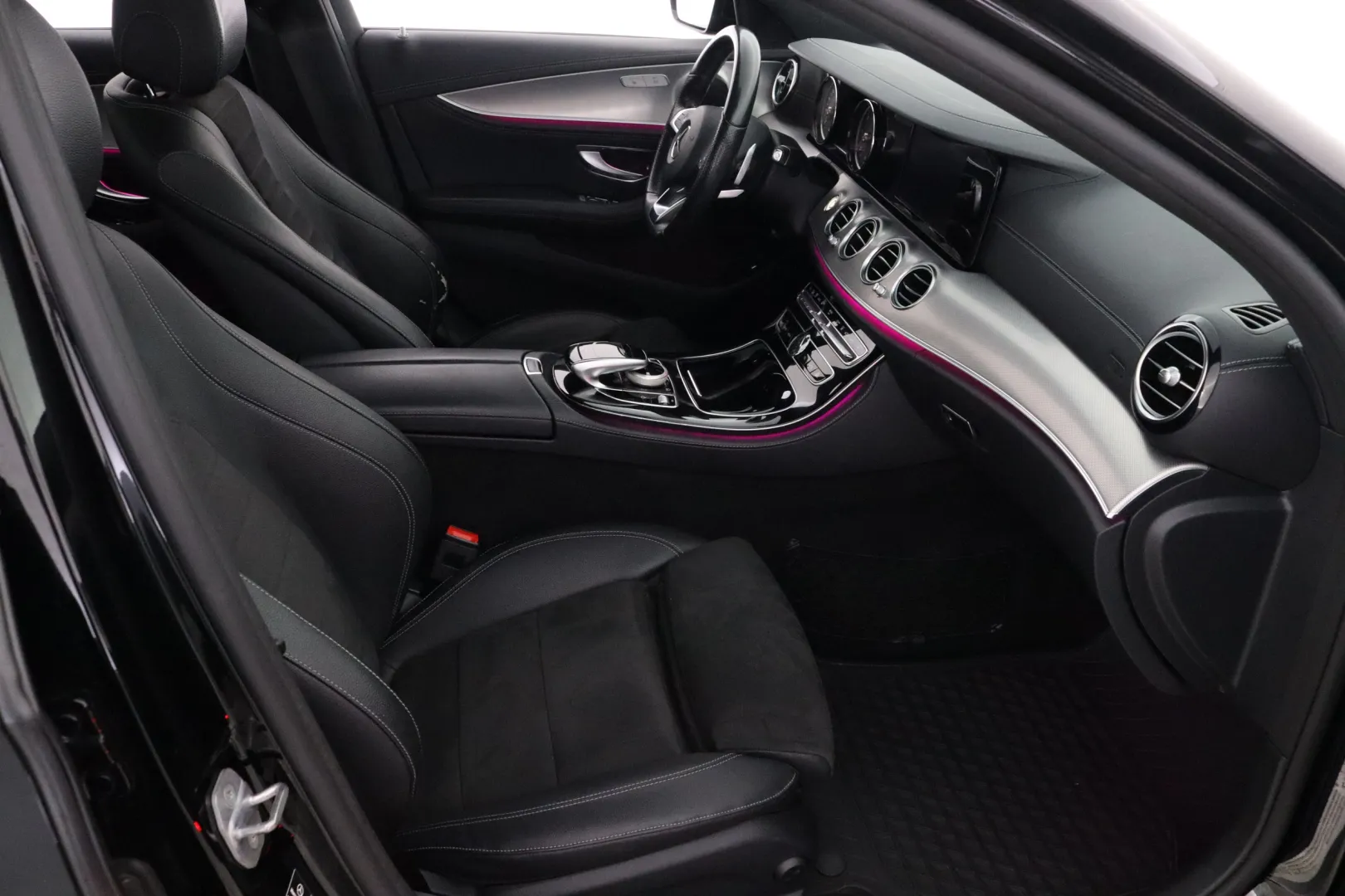 MERCEDES-BENZ E LON-216 carousel image