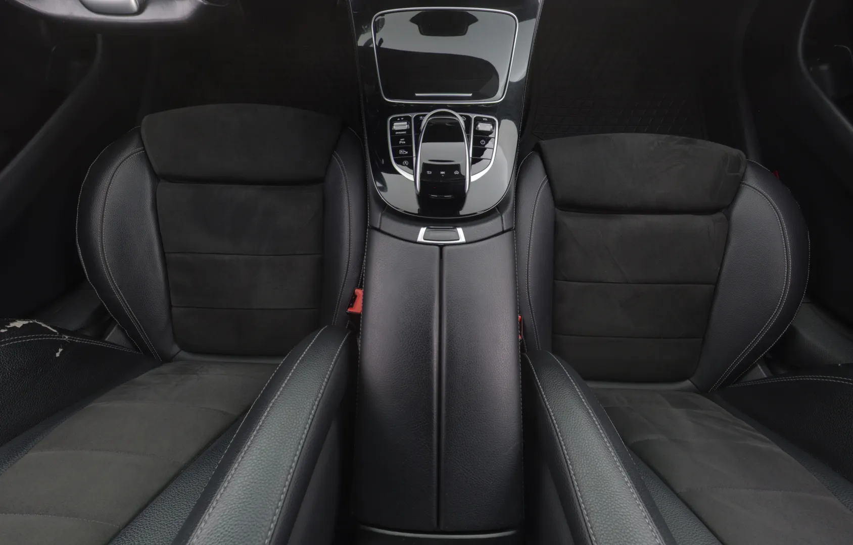 MERCEDES-BENZ E LON-216 carousel image