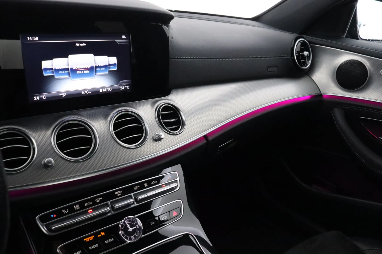 MERCEDES-BENZ E LON-216 carousel image