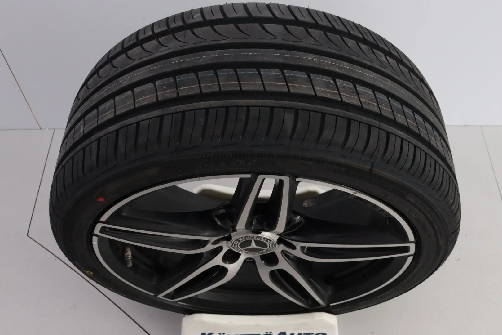 MERCEDES-BENZ E LON-216 carousel image