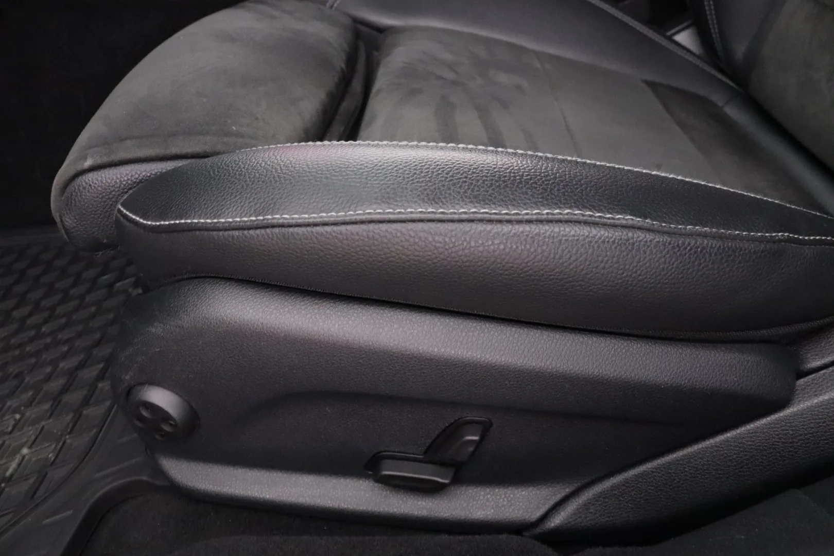 MERCEDES-BENZ E LON-216 carousel image