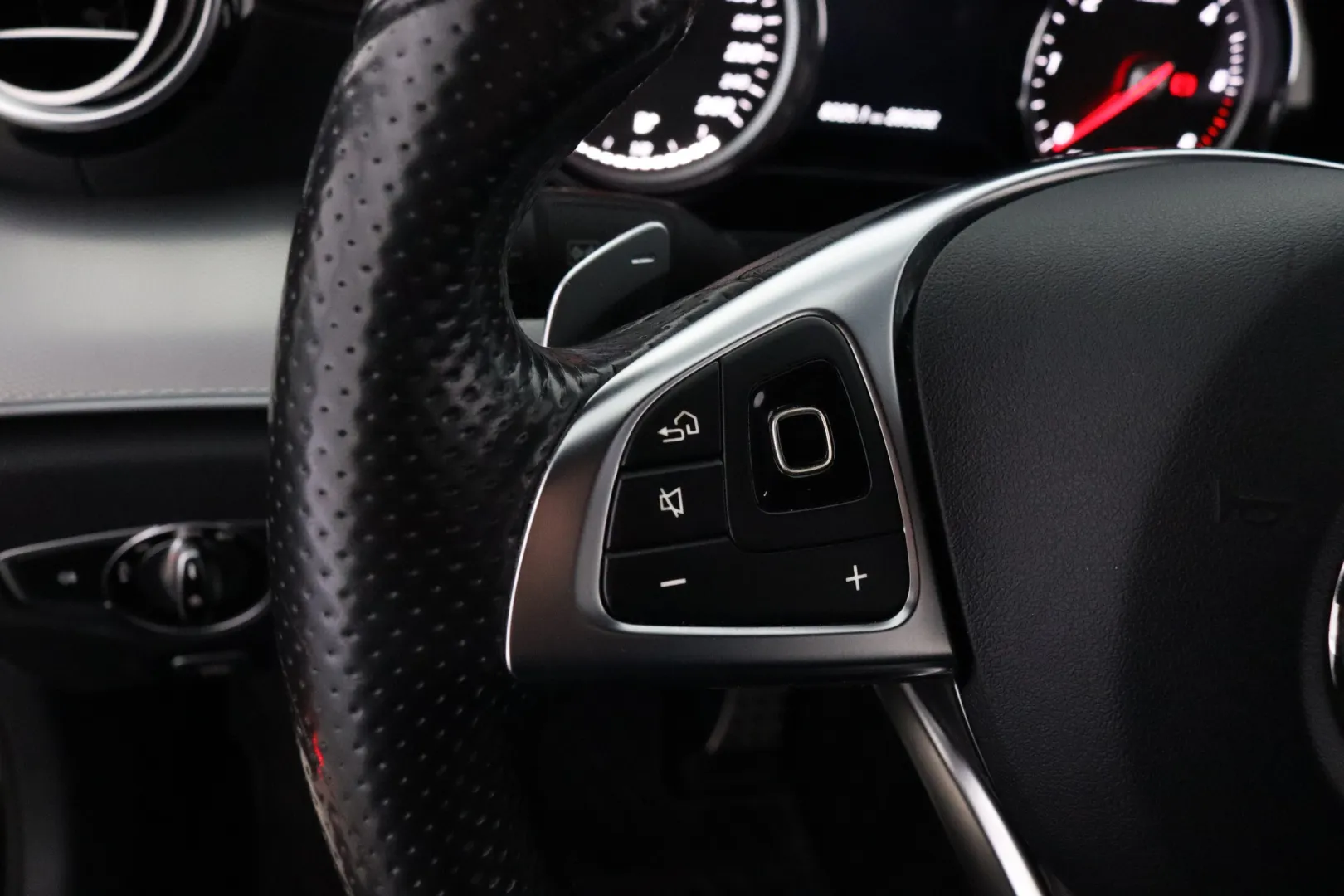 MERCEDES-BENZ E LON-216 carousel image