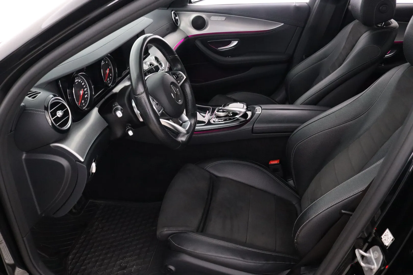 MERCEDES-BENZ E LON-216 carousel image