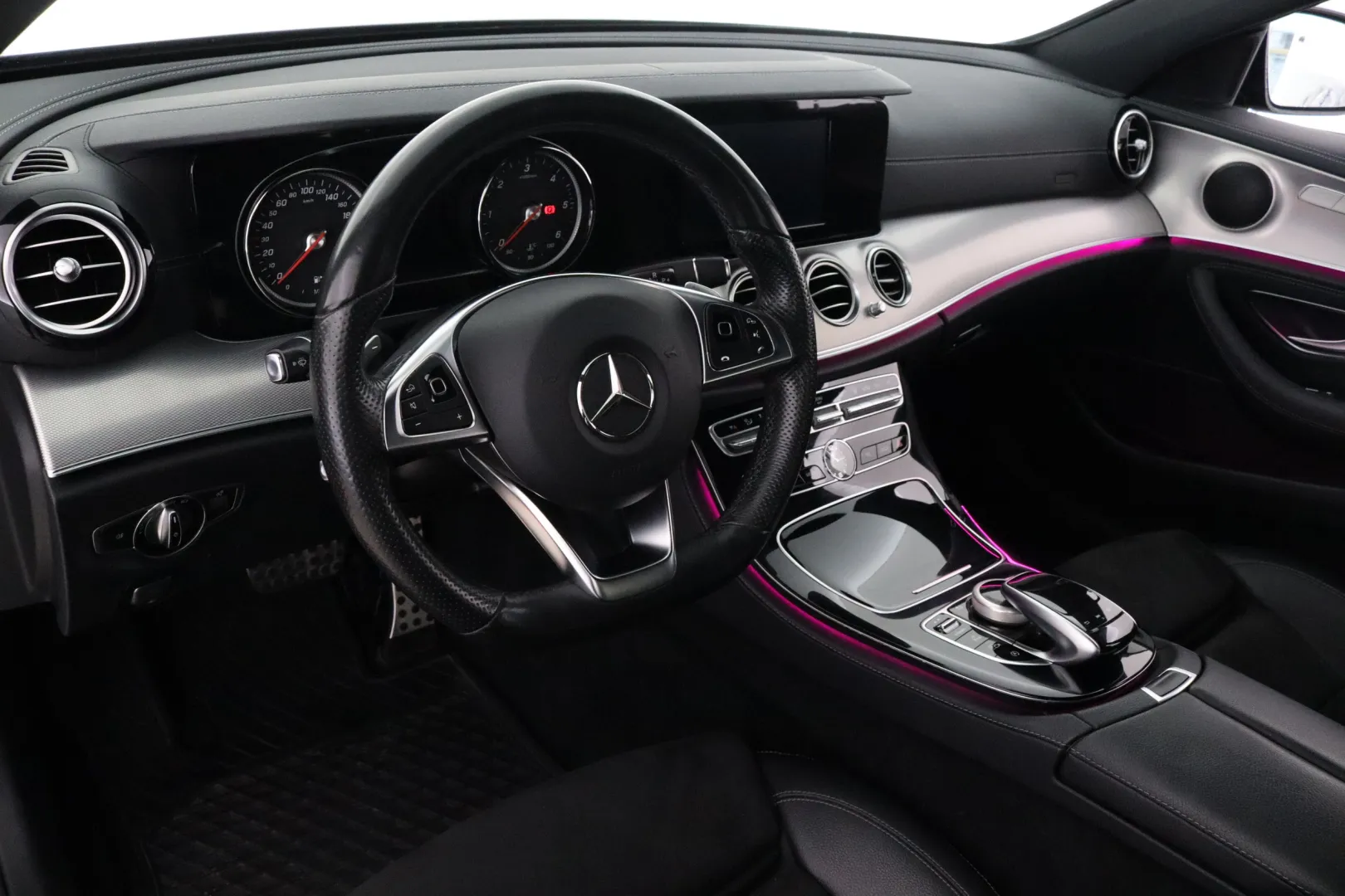 MERCEDES-BENZ E LON-216 carousel image