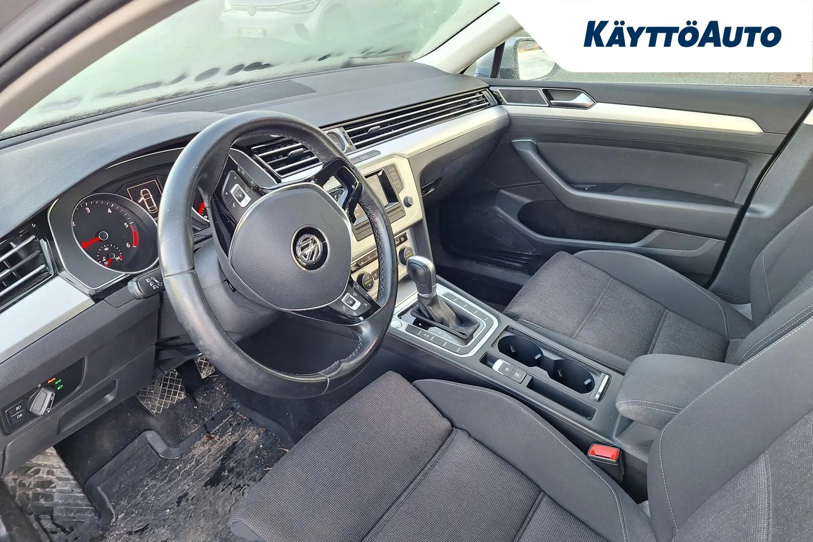 VOLKSWAGEN Passat YJF-162 carousel image