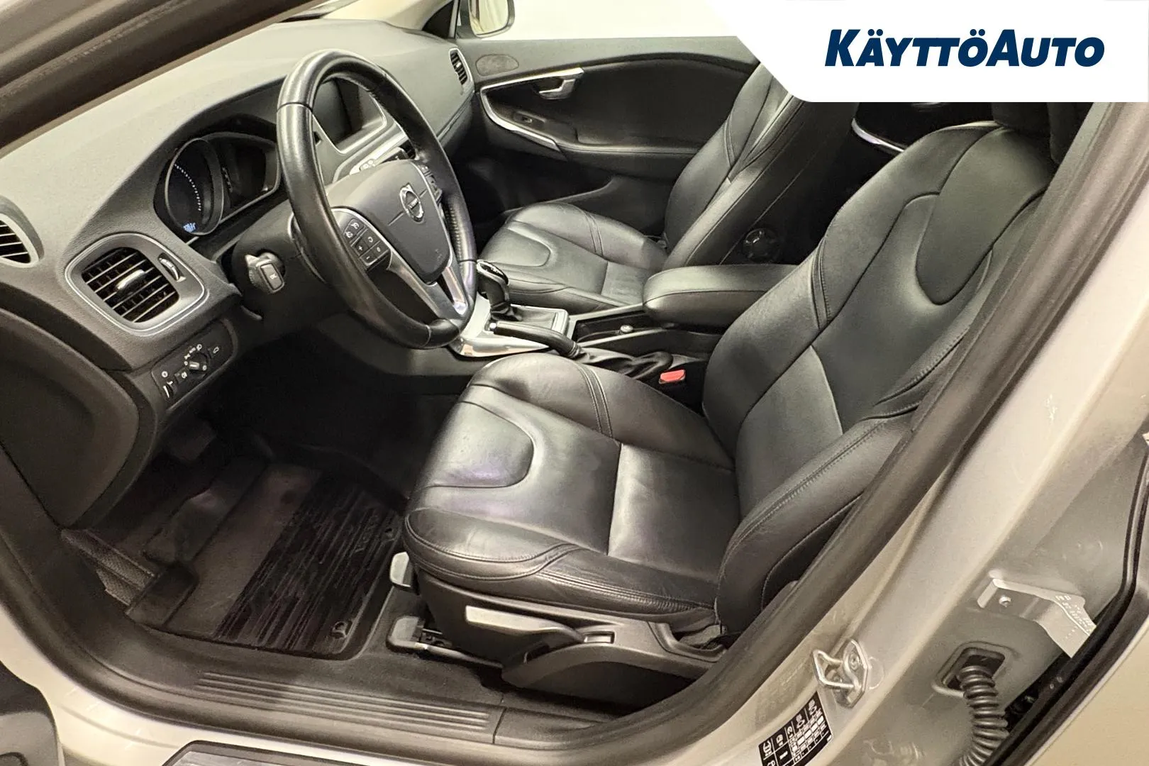 VOLVO V40 XOE-801 carousel image