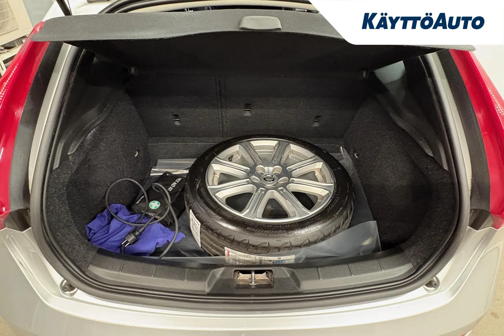 VOLVO V40 XOE-801 carousel image