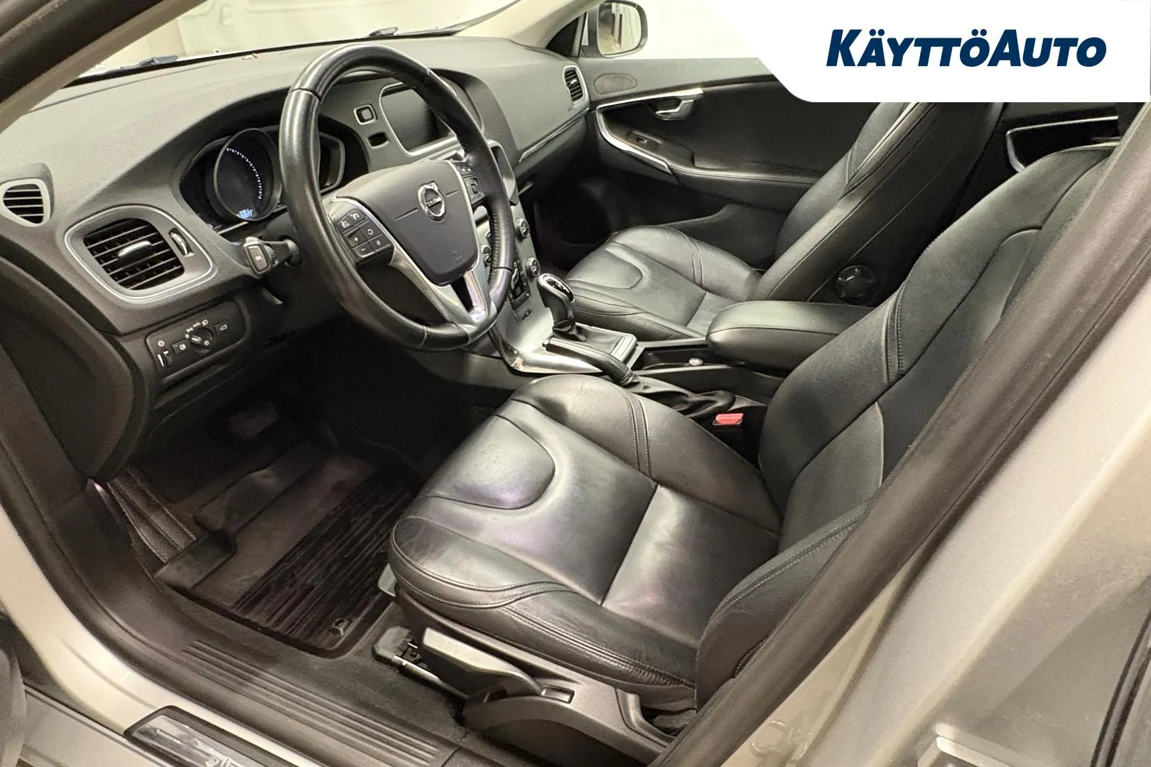 VOLVO V40 XOE-801 carousel image