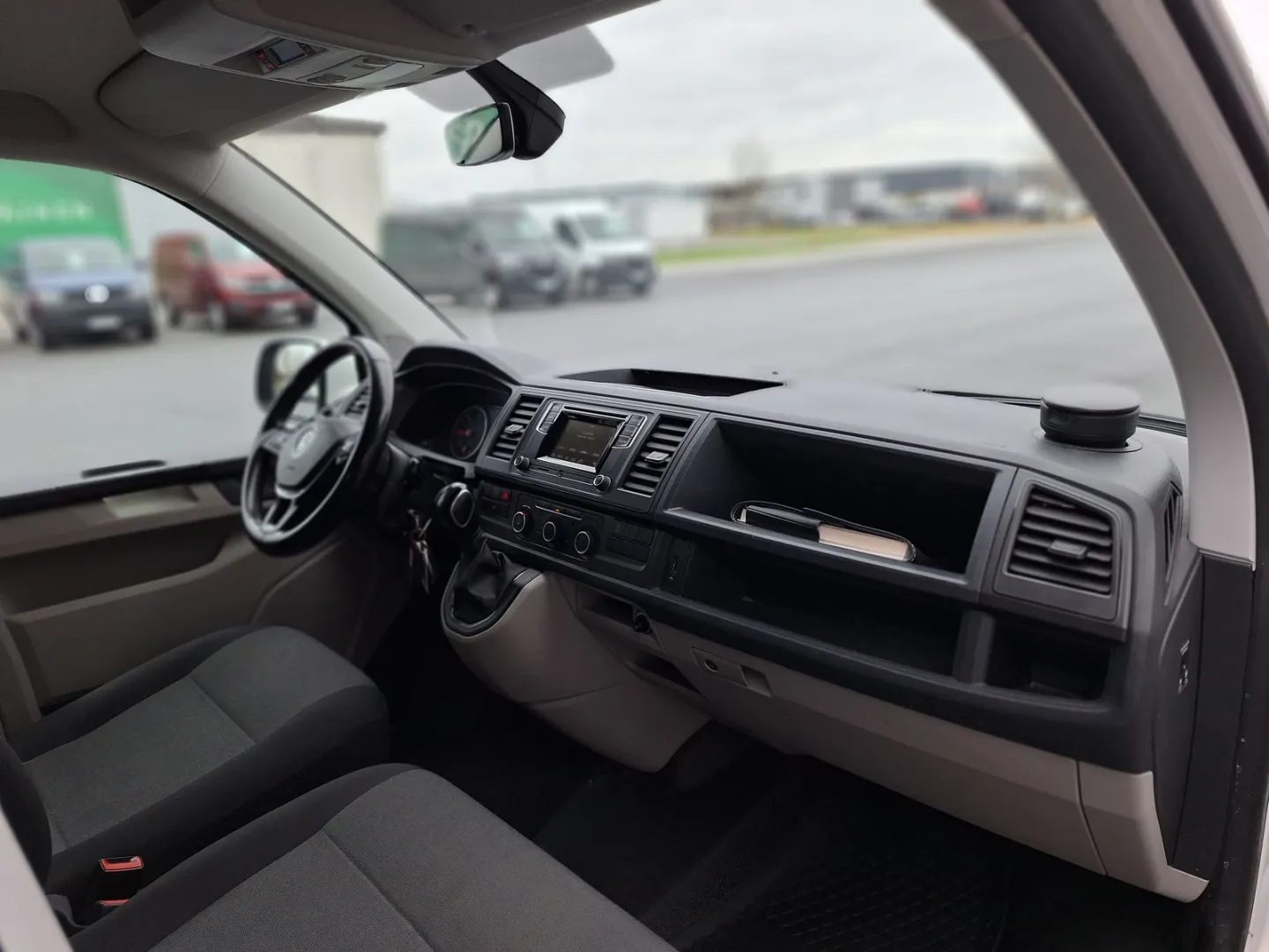 VOLKSWAGEN Transporter YLC-721 carousel image