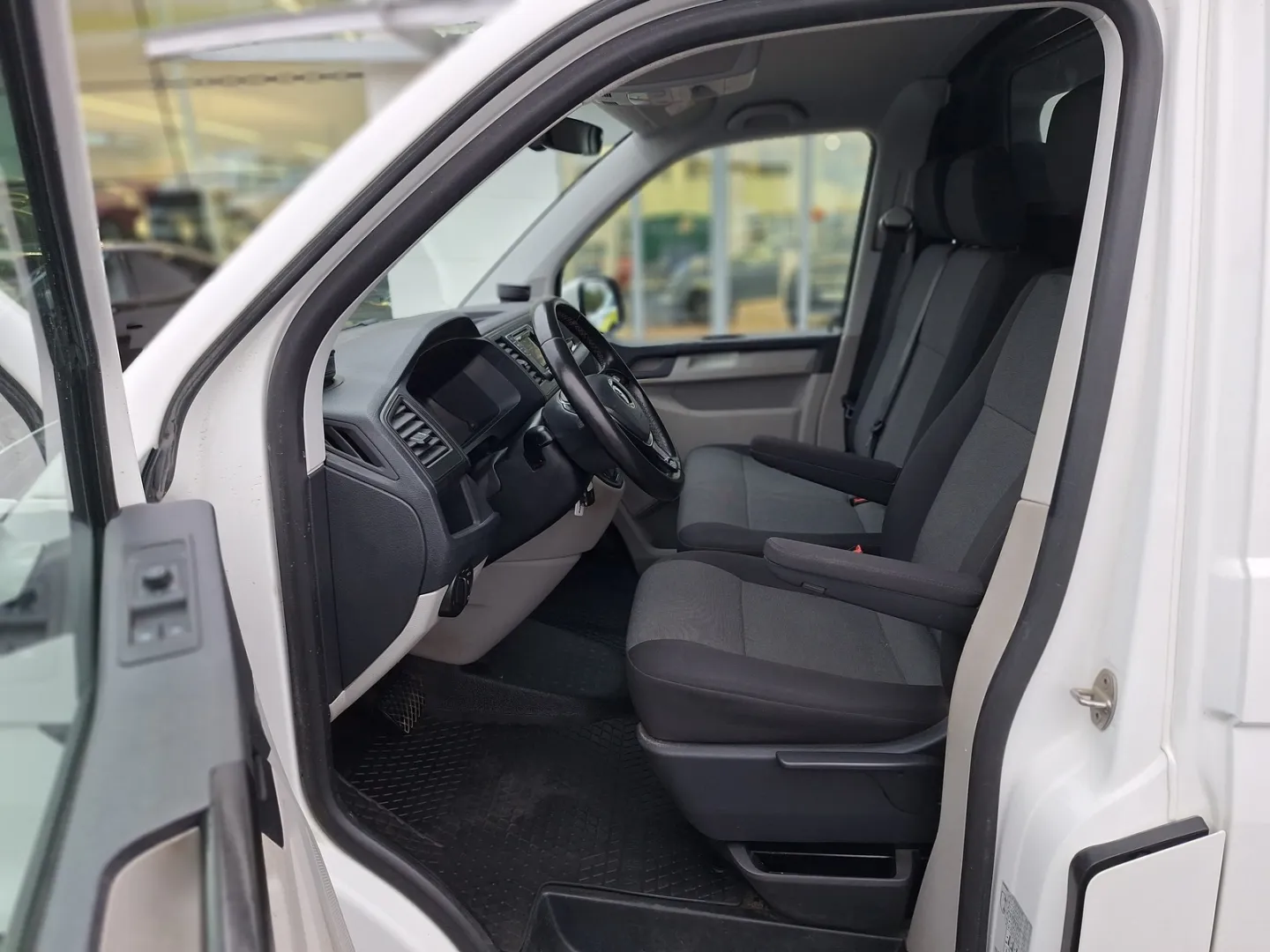 VOLKSWAGEN Transporter YLC-721 carousel image