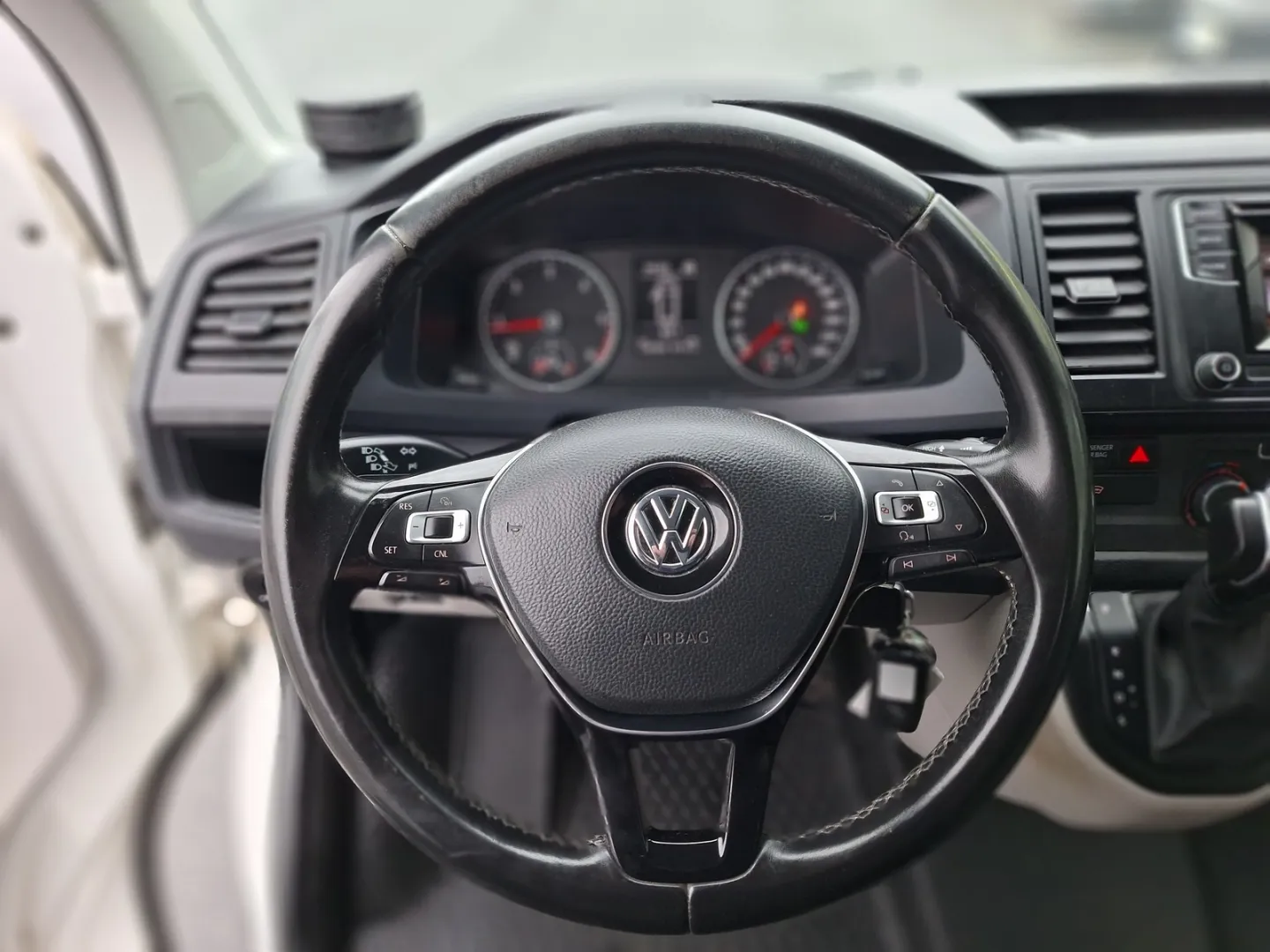 VOLKSWAGEN Transporter YLC-721 carousel image