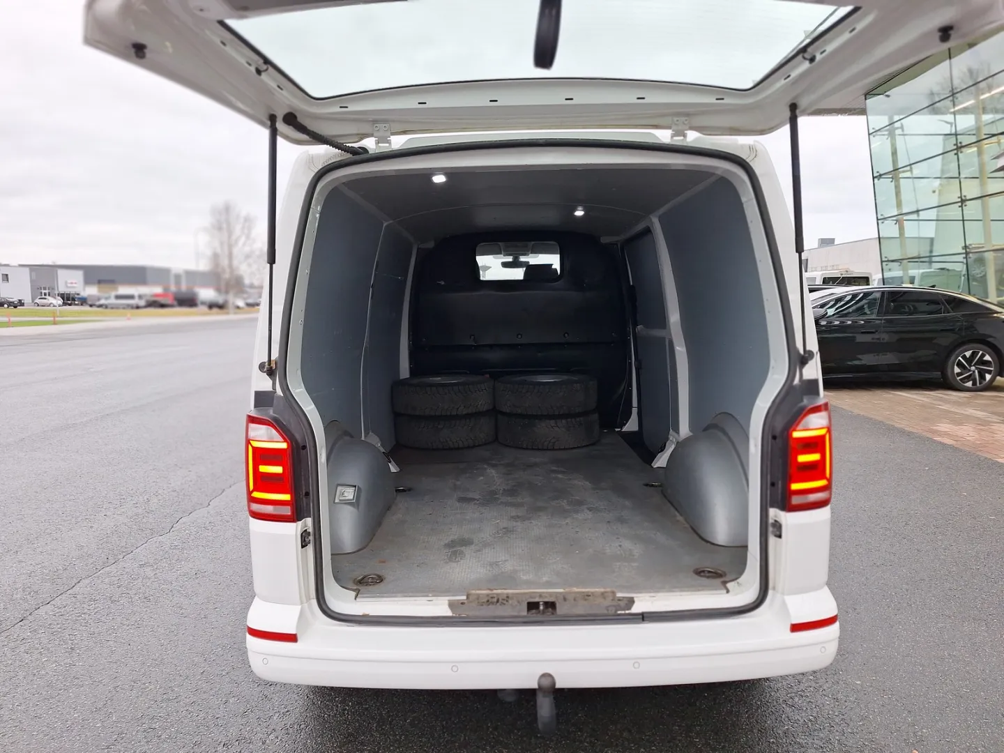 VOLKSWAGEN Transporter YLC-721 carousel image