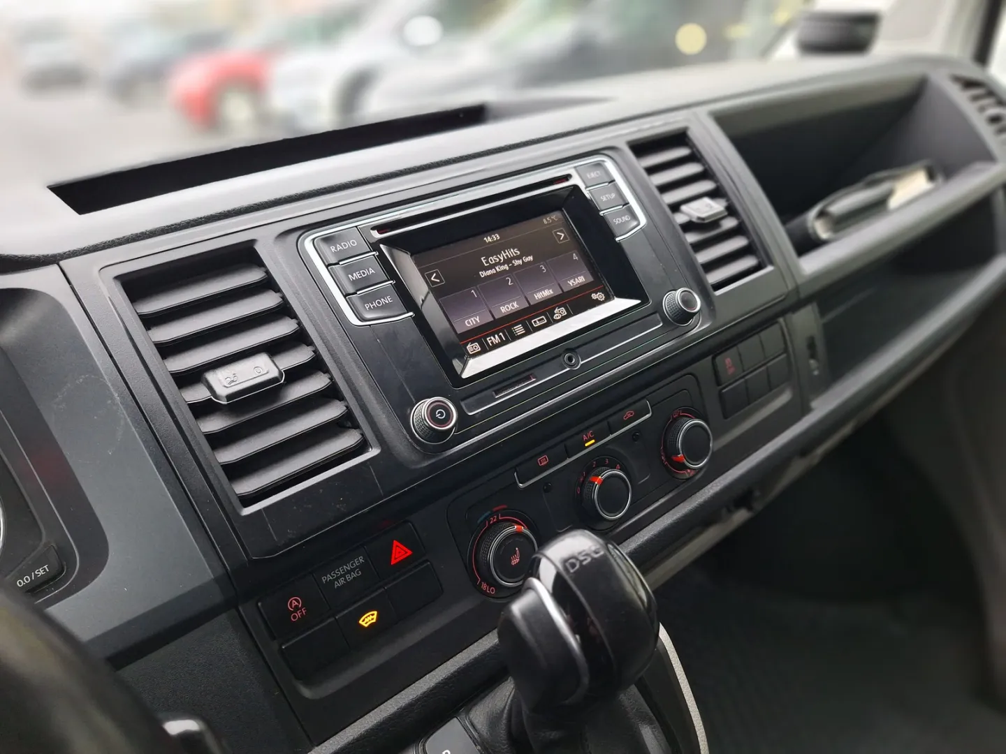 VOLKSWAGEN Transporter YLC-721 carousel image