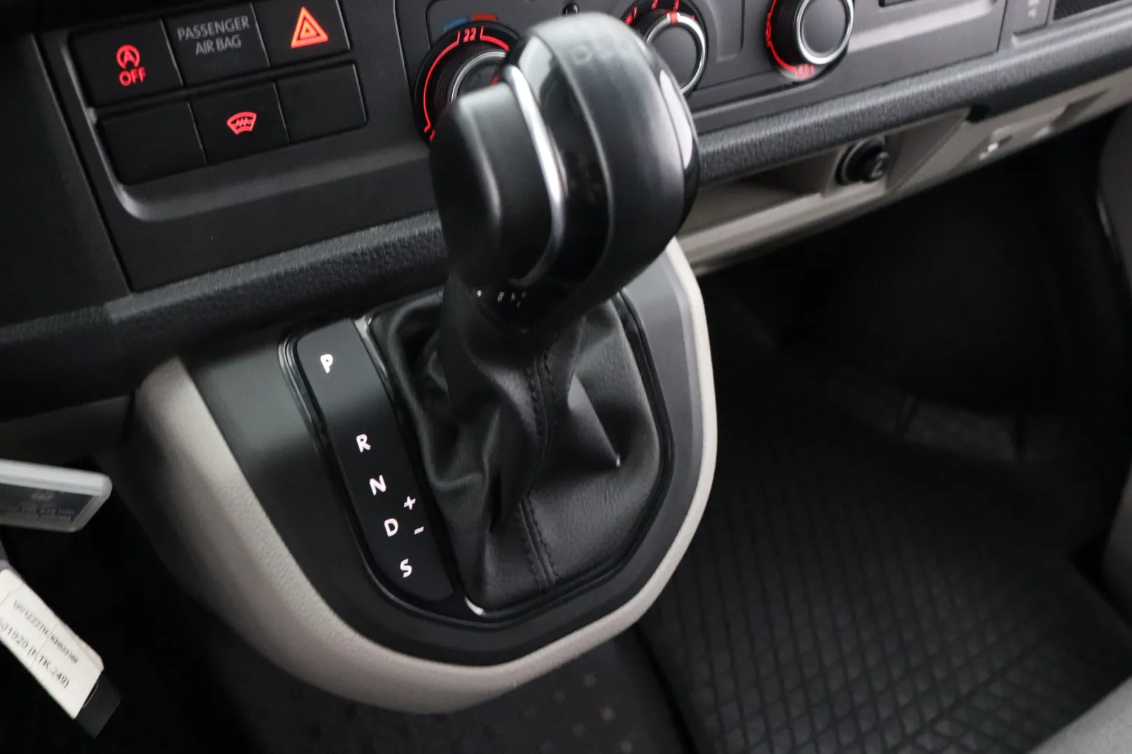 VOLKSWAGEN Transporter KTK-249 carousel image