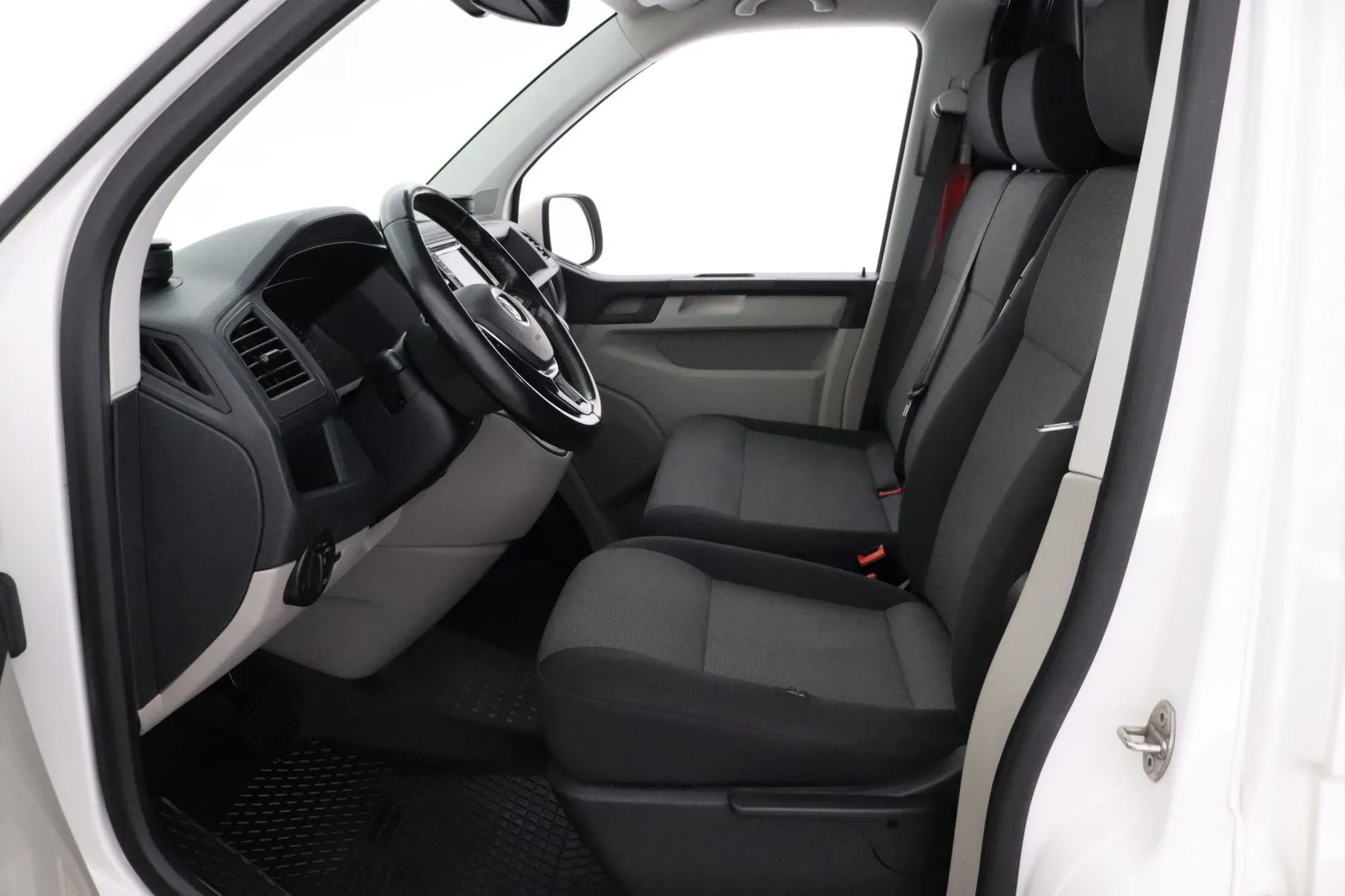 VOLKSWAGEN Transporter KTK-249 carousel image