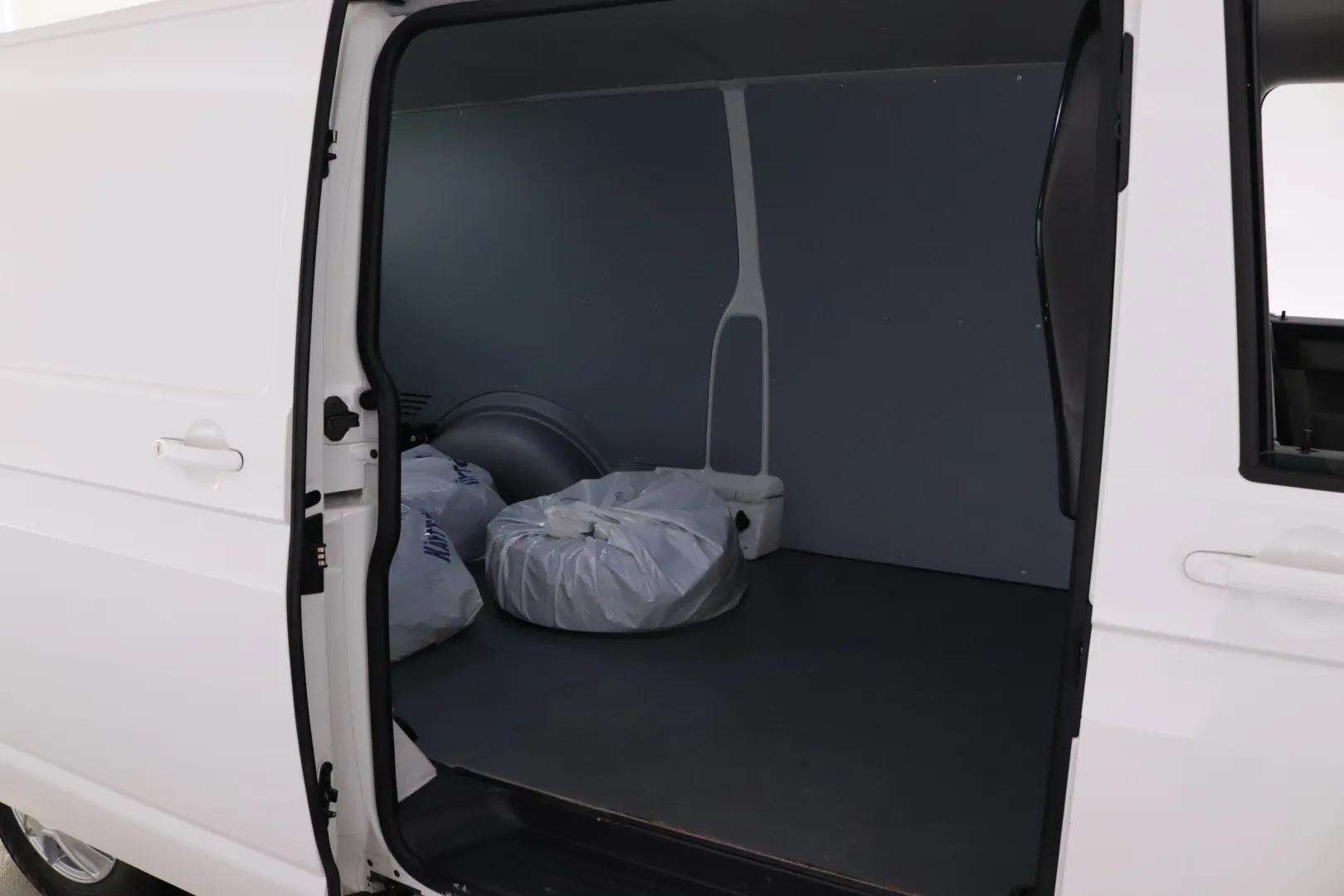 VOLKSWAGEN Transporter KTK-249 carousel image