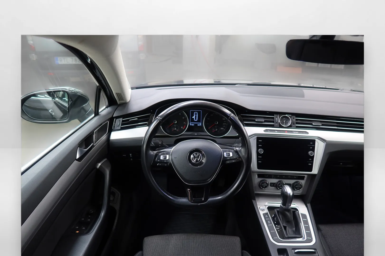 VOLKSWAGEN Passat MNT-551 carousel image