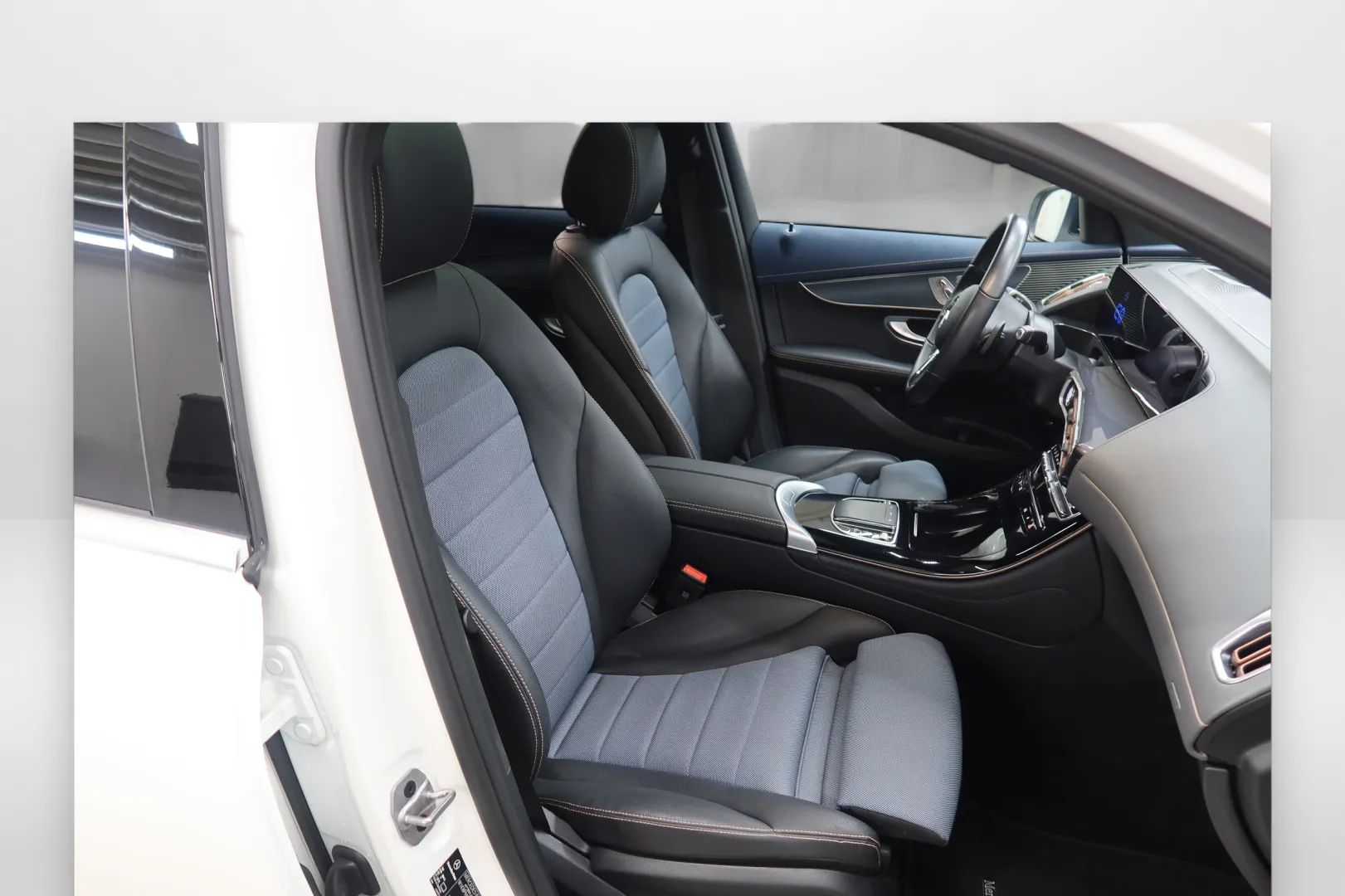 Mercedes-Benz EQC KVC-790 carousel image