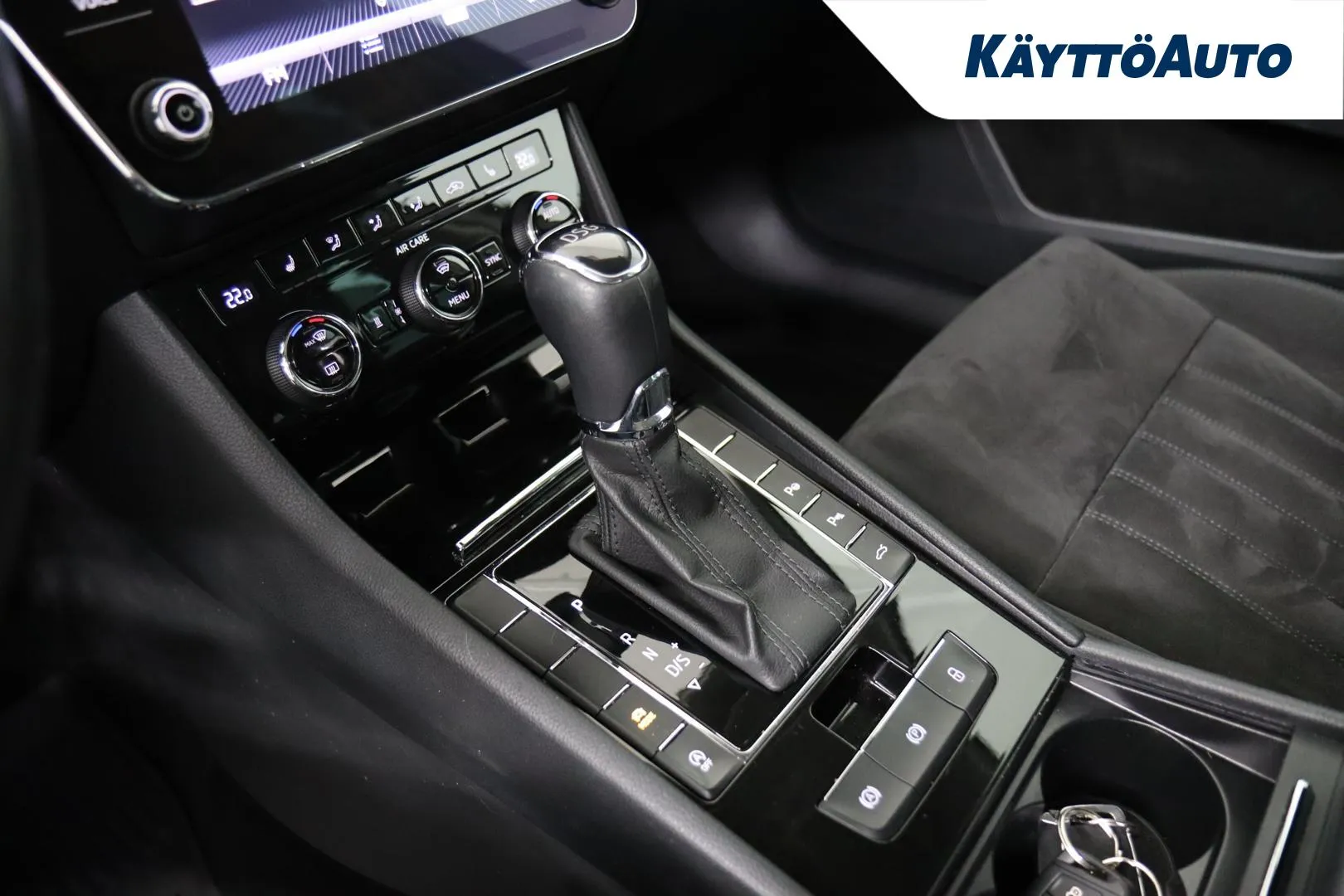 SKODA Superb NKZ-338 carousel image