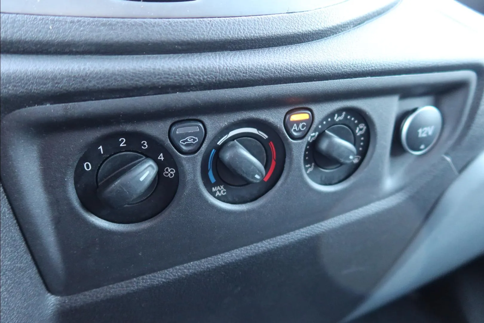 Ford Transit RTL-782 carousel image