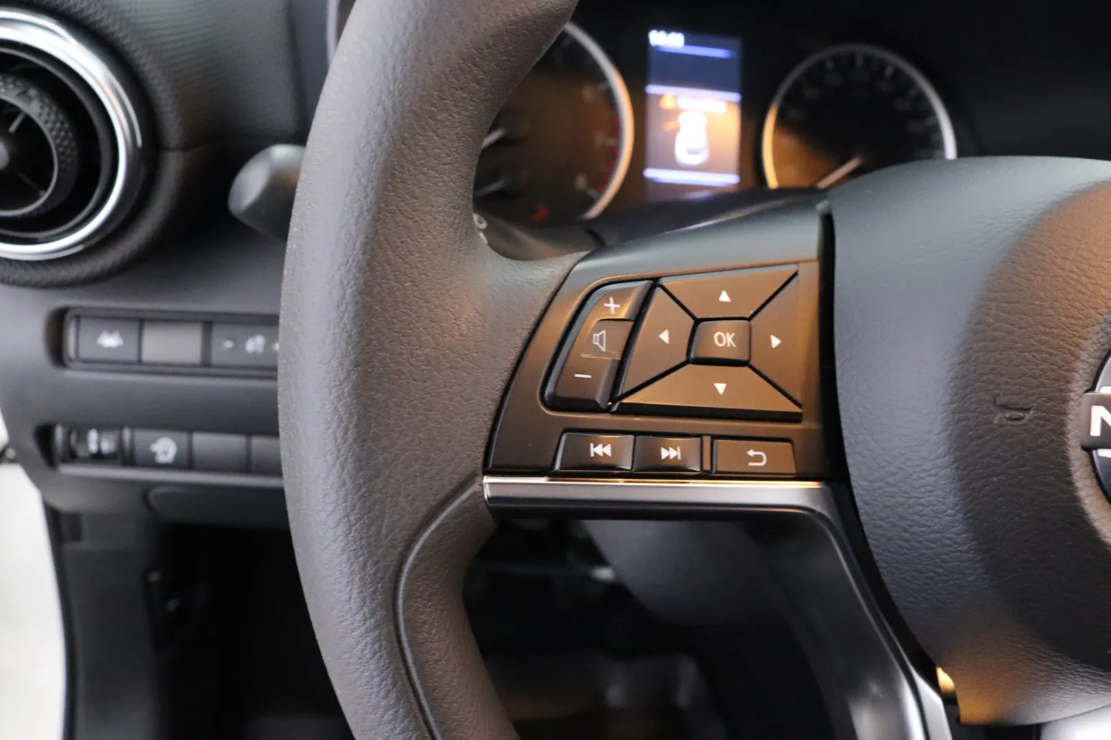 NISSAN Juke OZZ-675 carousel image