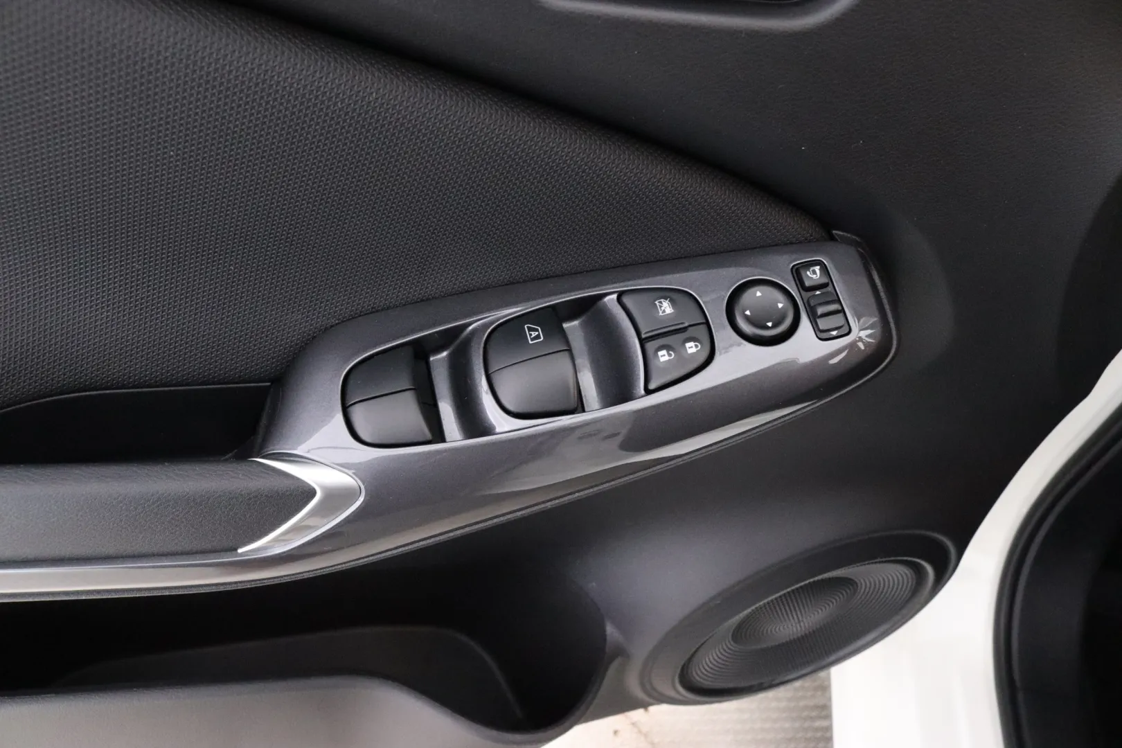 NISSAN Juke OZZ-675 carousel image