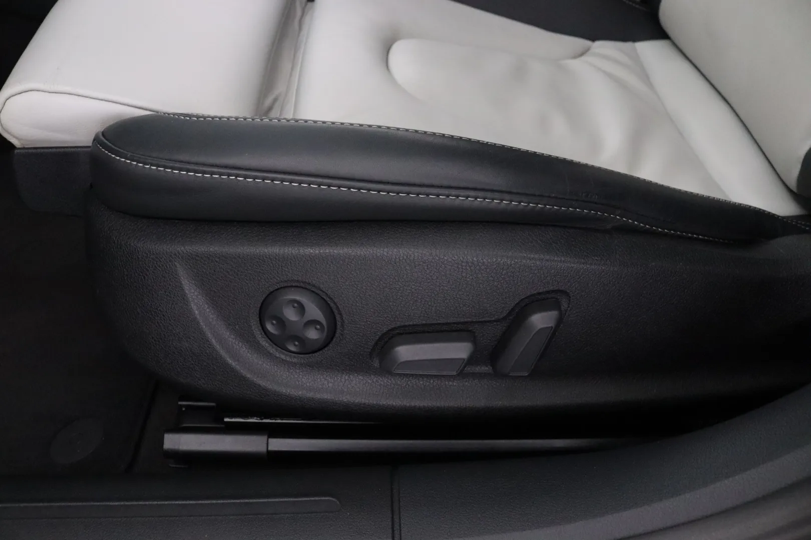 AUDI A5 OOZ-217 carousel image