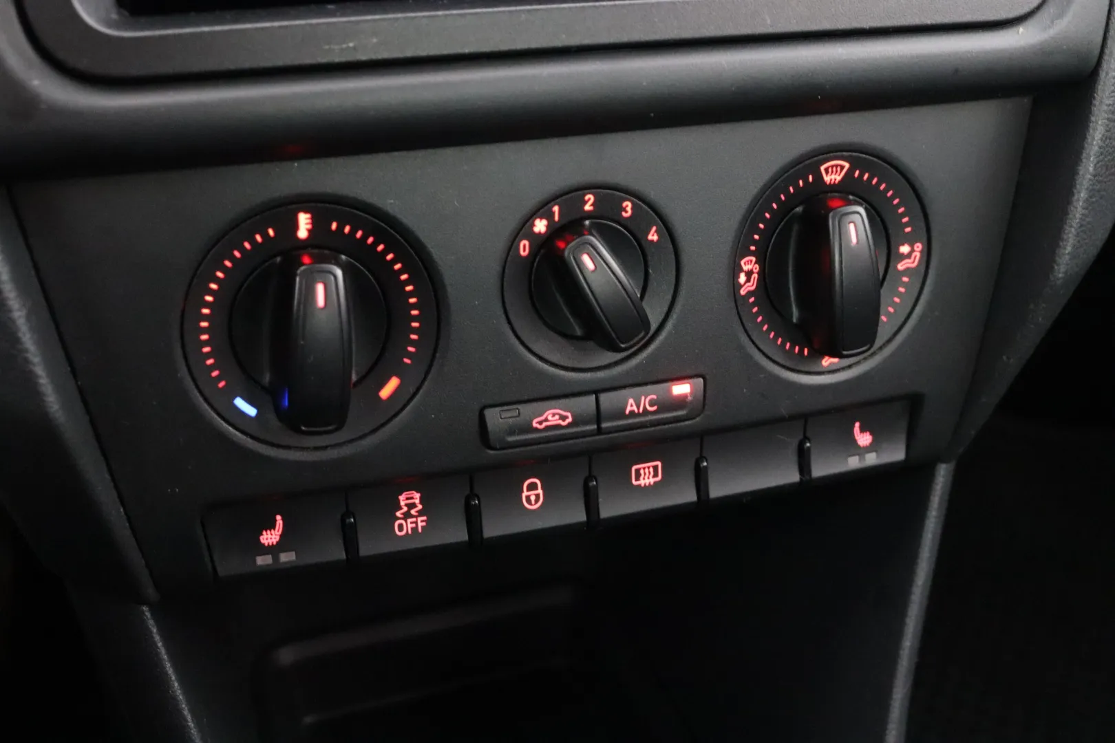 SEAT Toledo JJI-663 carousel image