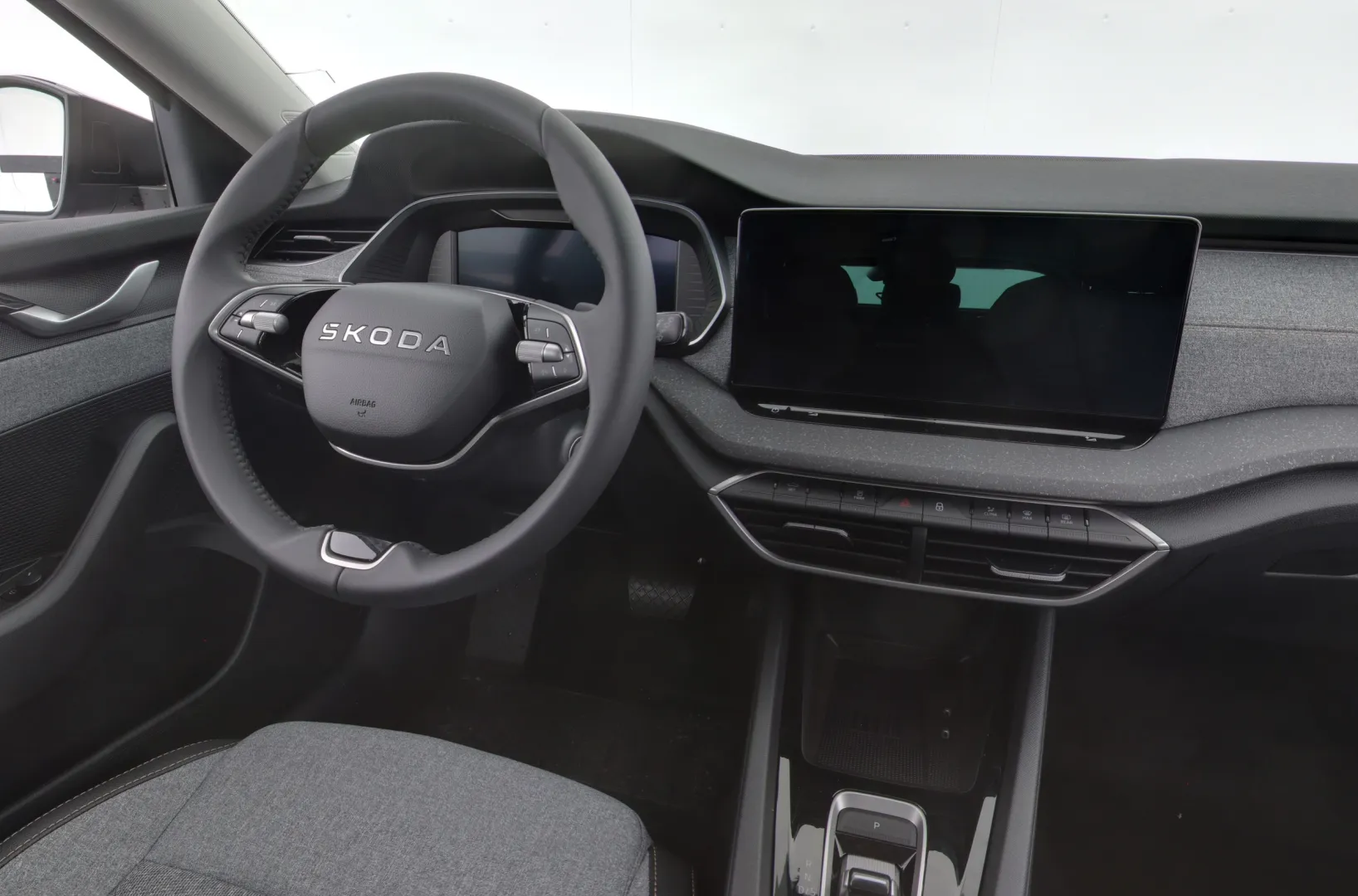 Skoda Octavia KXO-450 carousel image