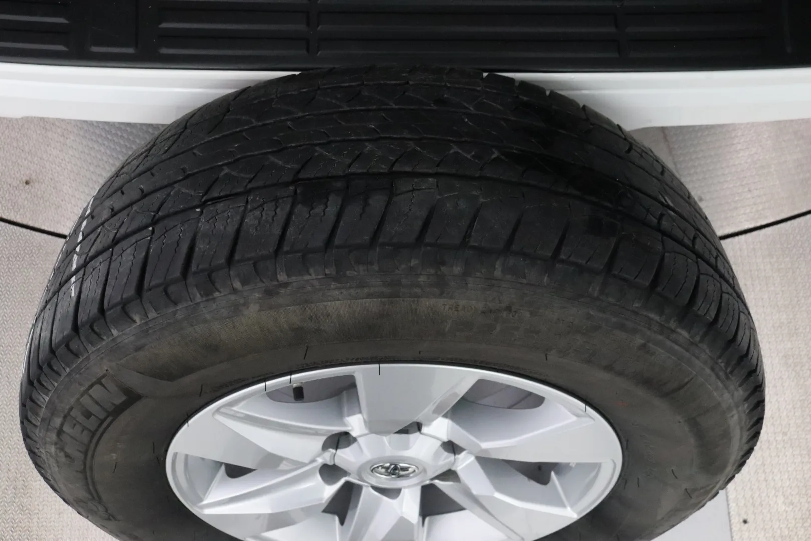 TOYOTA Land Cruiser ZOH-751 carousel image