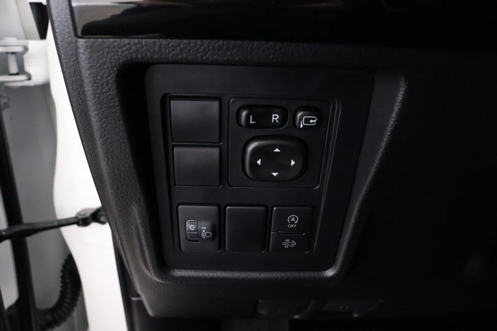 TOYOTA Land Cruiser ZOH-751 carousel image