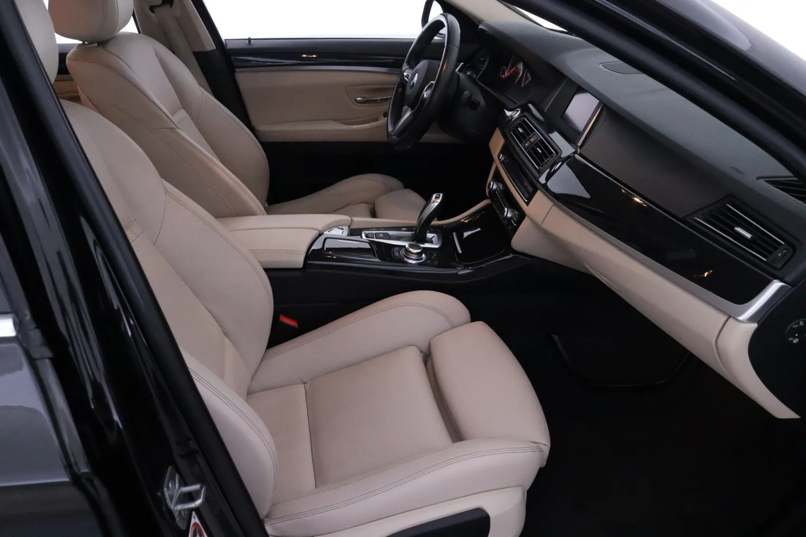 BMW 520 MSY-502 carousel image