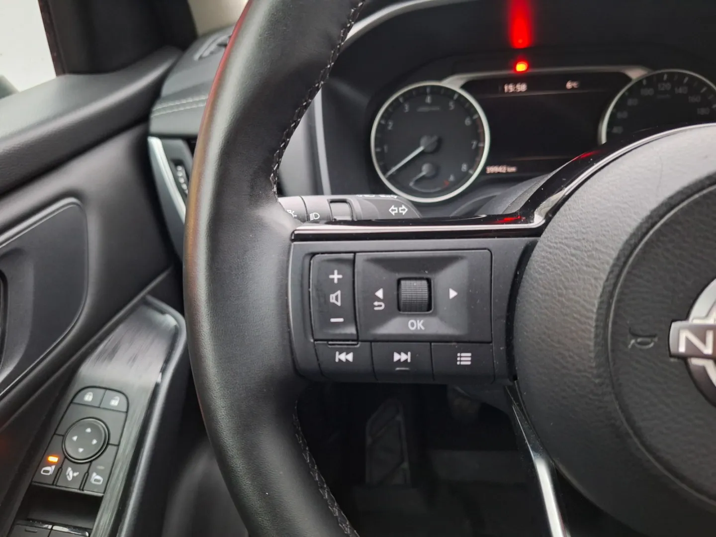 Nissan Qashqai MPR-986 carousel image