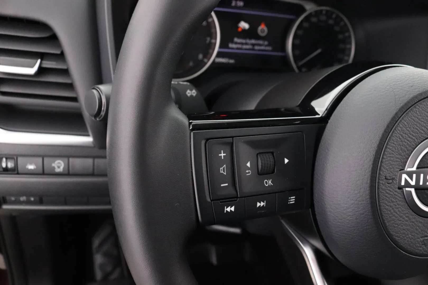 NISSAN Qashqai MPR-986 carousel image