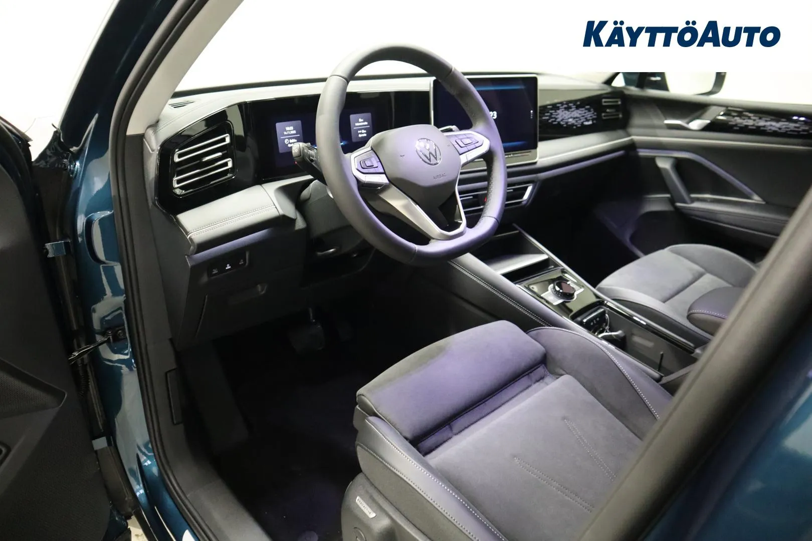 Volkswagen Tiguan LTL-587 carousel image