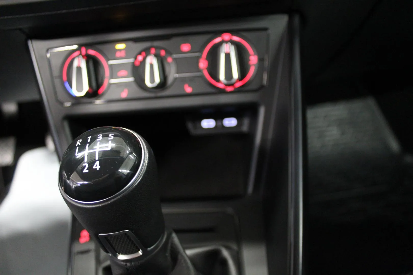 VOLKSWAGEN Polo IZM-342 carousel image