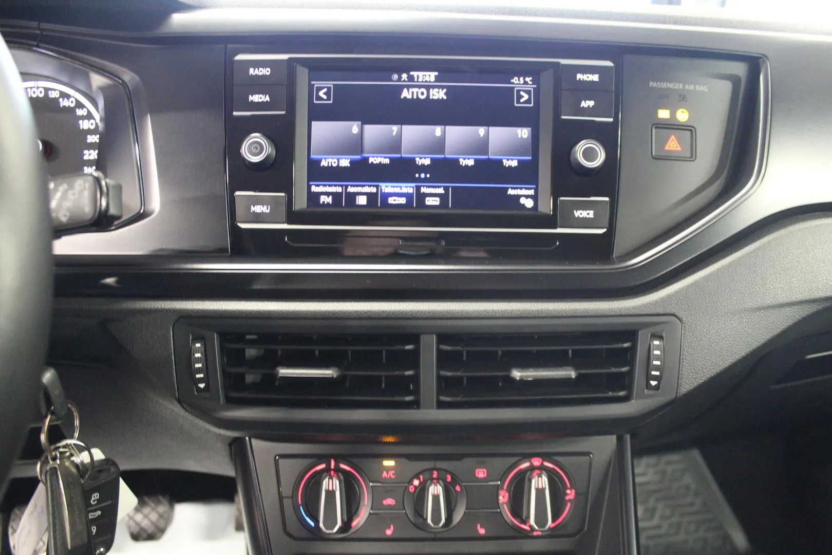 VOLKSWAGEN Polo IZM-342 carousel image